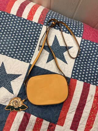 Bolso Bershka bandolera con colgante flor