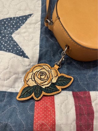 Bolso Bershka bandolera con colgante flor