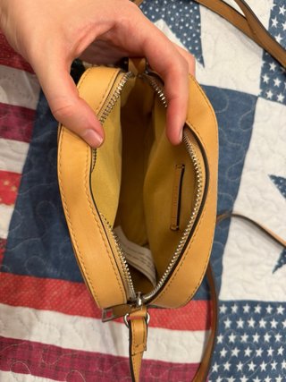 Bolso Bershka bandolera con colgante flor