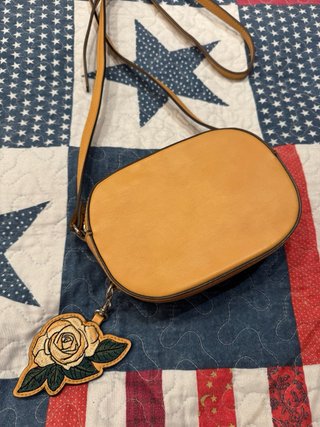 Bolso Bershka bandolera con colgante flor