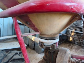 Abonadora pendular Vicon 400 Kgs.