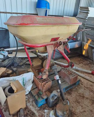 Abonadora pendular Vicon 400 Kgs.