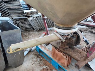 Abonadora pendular Vicon 400 Kgs.