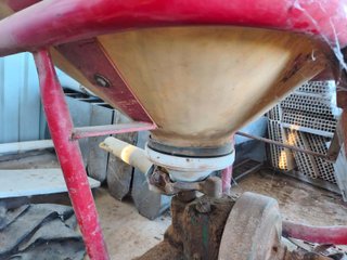 Abonadora pendular Vicon 400 Kgs.