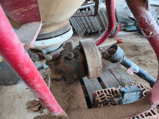 Abonadora pendular Vicon 400 Kgs.
