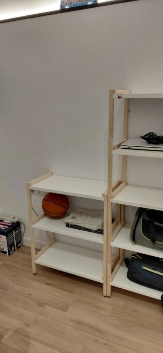 Estanterías de madera y metal blancas