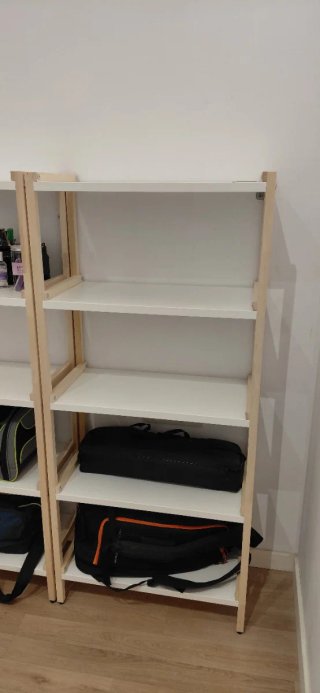Estanterías de madera y metal blancas