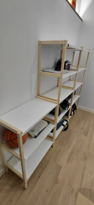 Estanterías de madera y metal blancas
