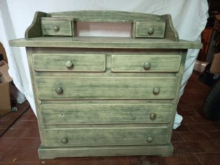 Cómoda antigua de madera verde