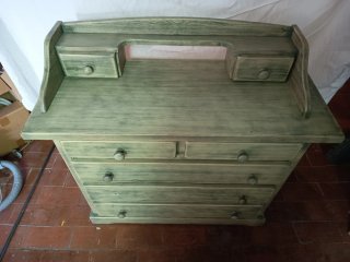 Cómoda antigua de madera verde