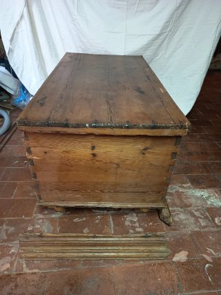 Cómoda antigua de madera verde