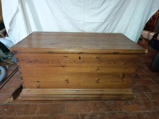 Cómoda antigua de madera verde