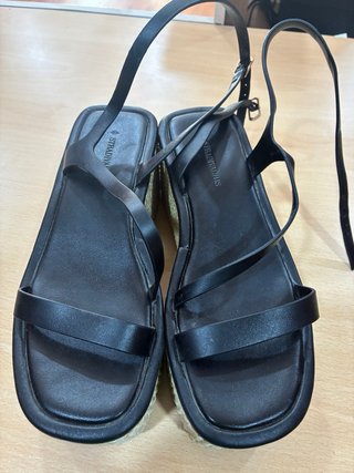 Sandalias negras plataforma tiras