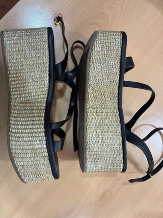Sandalias negras plataforma tiras
