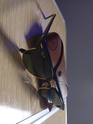 Gafas de sol Ray-Ban negras y doradas
