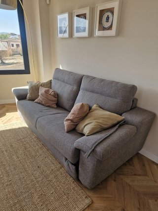 Sofá Cama Gris Tela y Metal. Valor original 900€