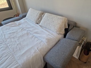 Sofá Cama Gris Tela y Metal. Valor original 900€