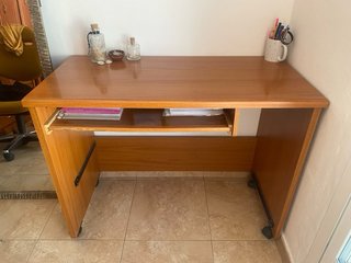 Escritorio de madera con ruedas