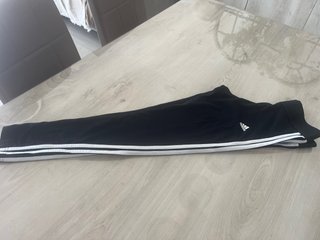 Pantalones Adidas negros con rayas