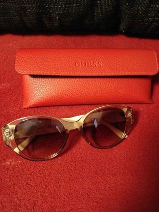 Gafas de sol Guess con funda