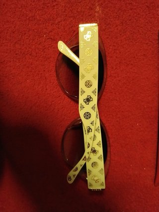 Gafas de sol Guess con funda