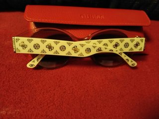 Gafas de sol Guess con funda