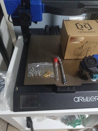 Impresora 3D Artillery Sidewinder X2 con accesorio
