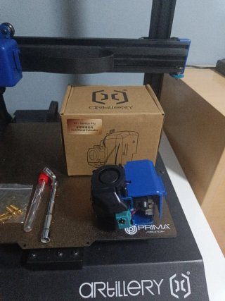 Impresora 3D Artillery Sidewinder X2 con accesorio