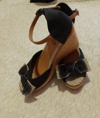 Sandalias con cuña y cinta en tobillo.