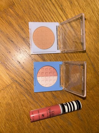 Bronceador, colorete y pintalabios rosa