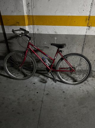 Bicicleta de montaña roja