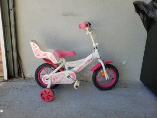 Bicicleta infantil rosa y blanca