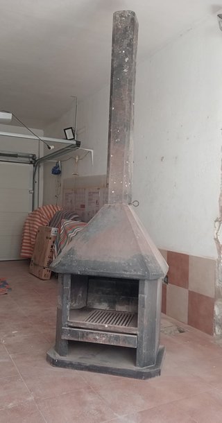 Chimenea de hierro negra y gris