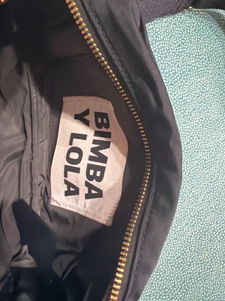 Bolso Bimba y Lola negro con detalles dorados