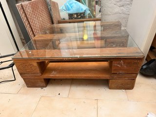 Mesa de madera y cristal