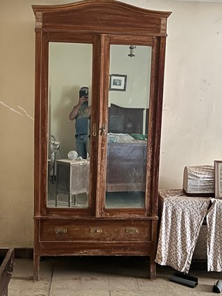 Armario antiguo de madera con espejo