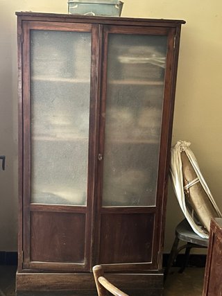 Armario antiguo de madera con espejo