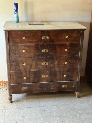 Armario antiguo de madera con espejo
