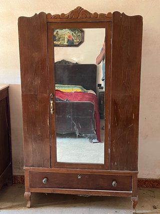 Armario antiguo de madera con espejo
