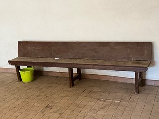 Armario antiguo de madera con espejo