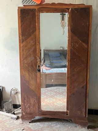 Armario antiguo de madera con espejo
