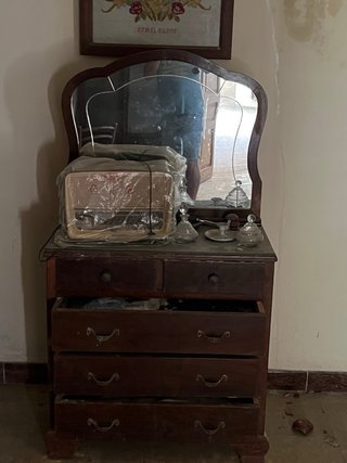 Armario antiguo de madera con espejo