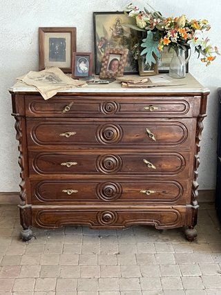 Armario antiguo de madera con espejo