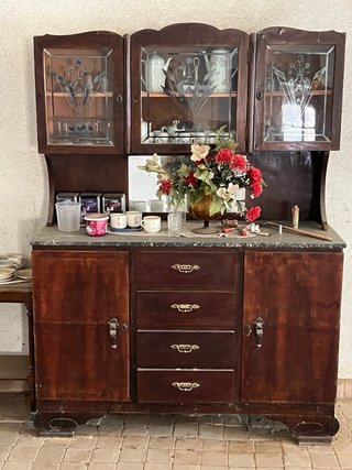 Armario antiguo de madera con espejo
