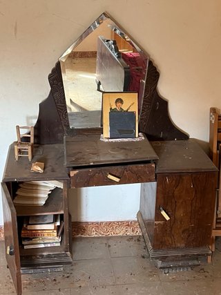 Armario antiguo de madera con espejo