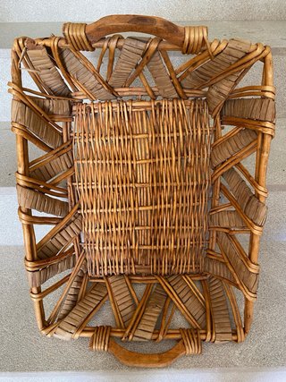 Cesta de mimbre con asas