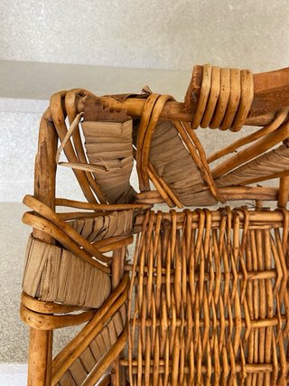 Cesta de mimbre con asas