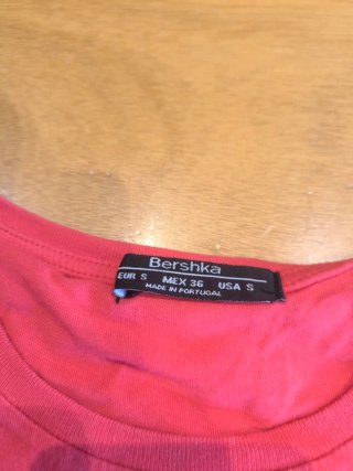 T-shirt Bershka rossa con stampa