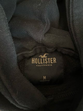 Sudadera Hollister Negra con Logo Dorado