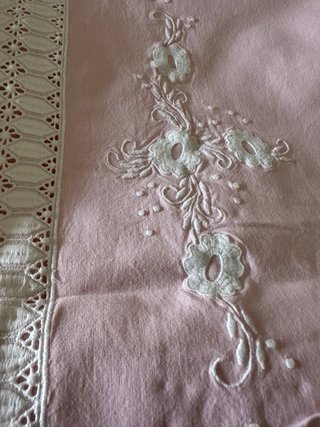 Precioso juego de cama bordado hilo rosa